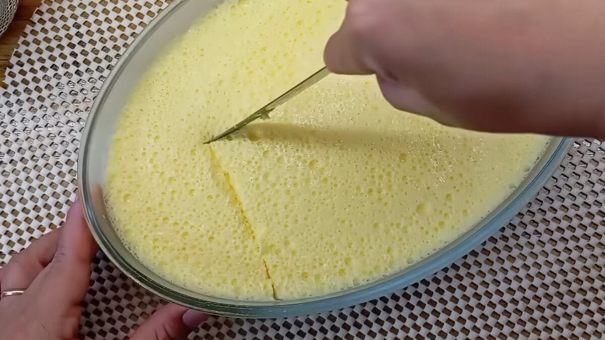 Corte da sobremesa gelada cremosa em travessa de vidro