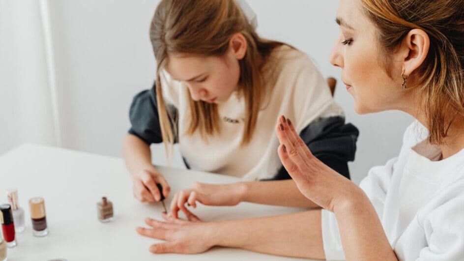 As 6 cores de esmalte que vão dominar 2026 e servem para unhas curtas e longas