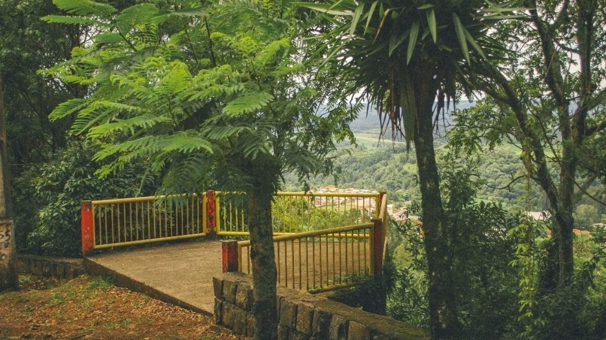 O Mirante do Acesso do Meio promove uma vista privilegiada da cidade 