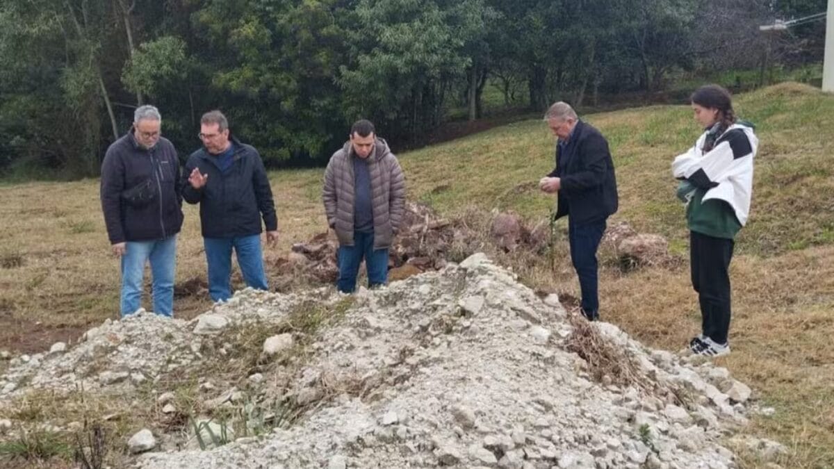 Ge&oacute;logo &Aacute;lvaro Penteado Cr&oacute;sta retorna a Varge&atilde;o acompanhado de pesquisadores italianos para estudos sobre o Domo do Meteorito (Foto: Prefeitura de Varg&atilde;o, Divulga&ccedil;&atilde;o)