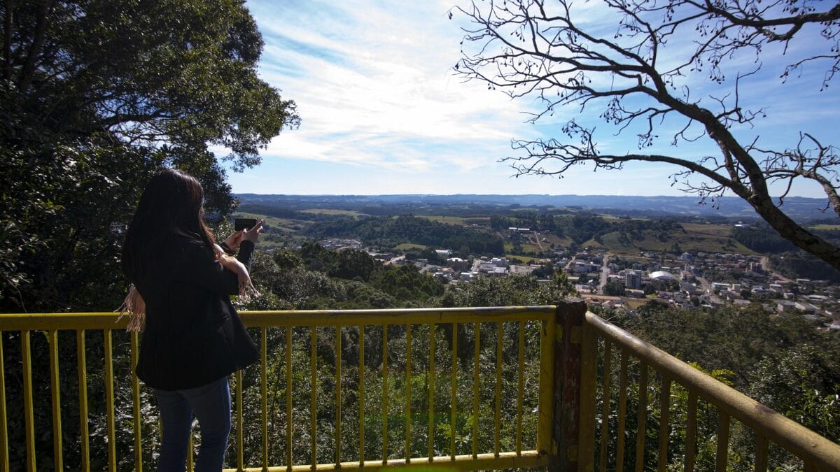 O Mirante do Acesso do Meio promove uma vista privilegiada da cidade 