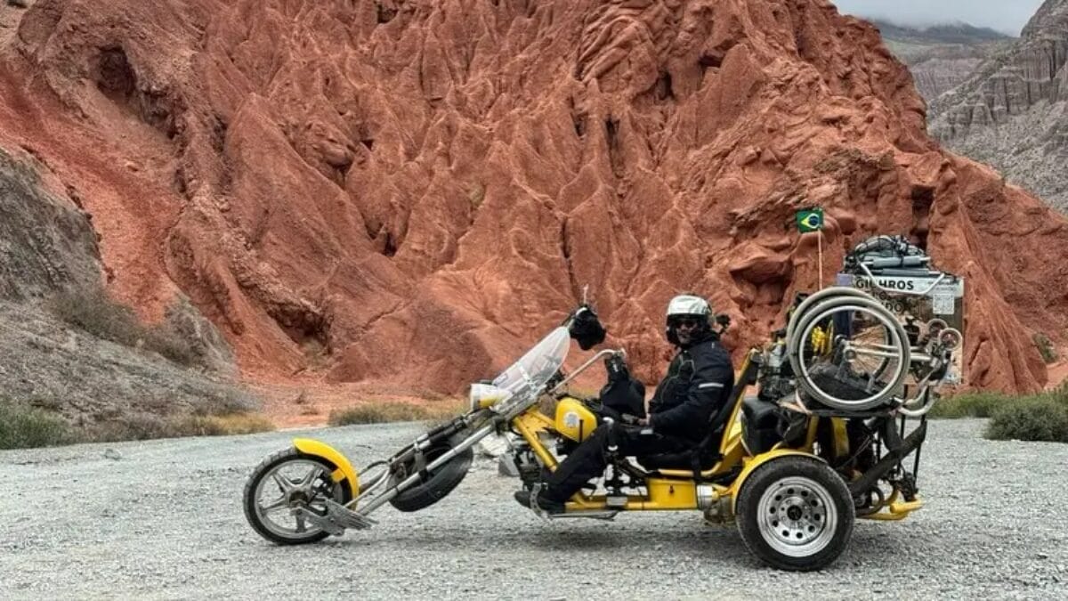 Egresso da Univali supera limites e viaja de triciclo adaptado