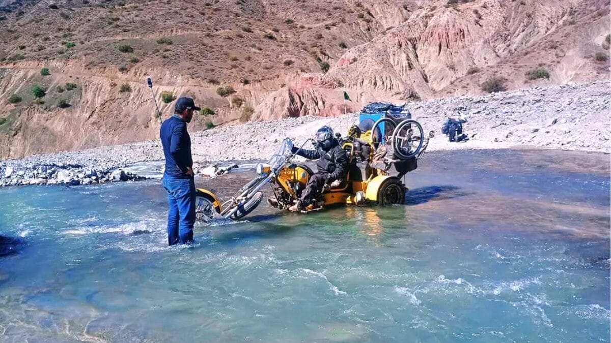 Egresso da Univali supera limites e viaja de triciclo adaptado