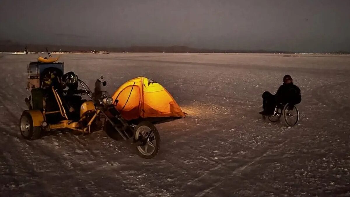 Egresso da Univali supera limites e viaja de triciclo adaptado