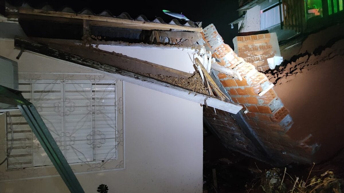 Muro desaba e atinge residência em Chapecó