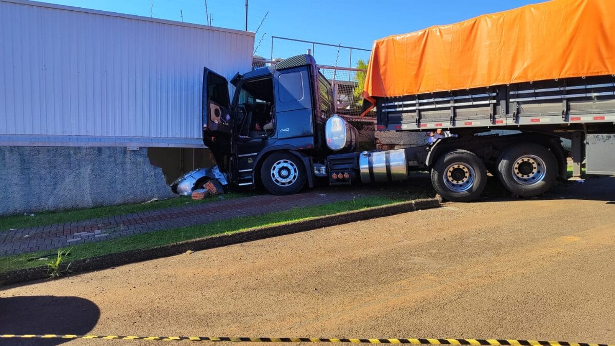 Carreta desanda após ficar sem freios, arrasta carro e colide em prédio em Chapecó