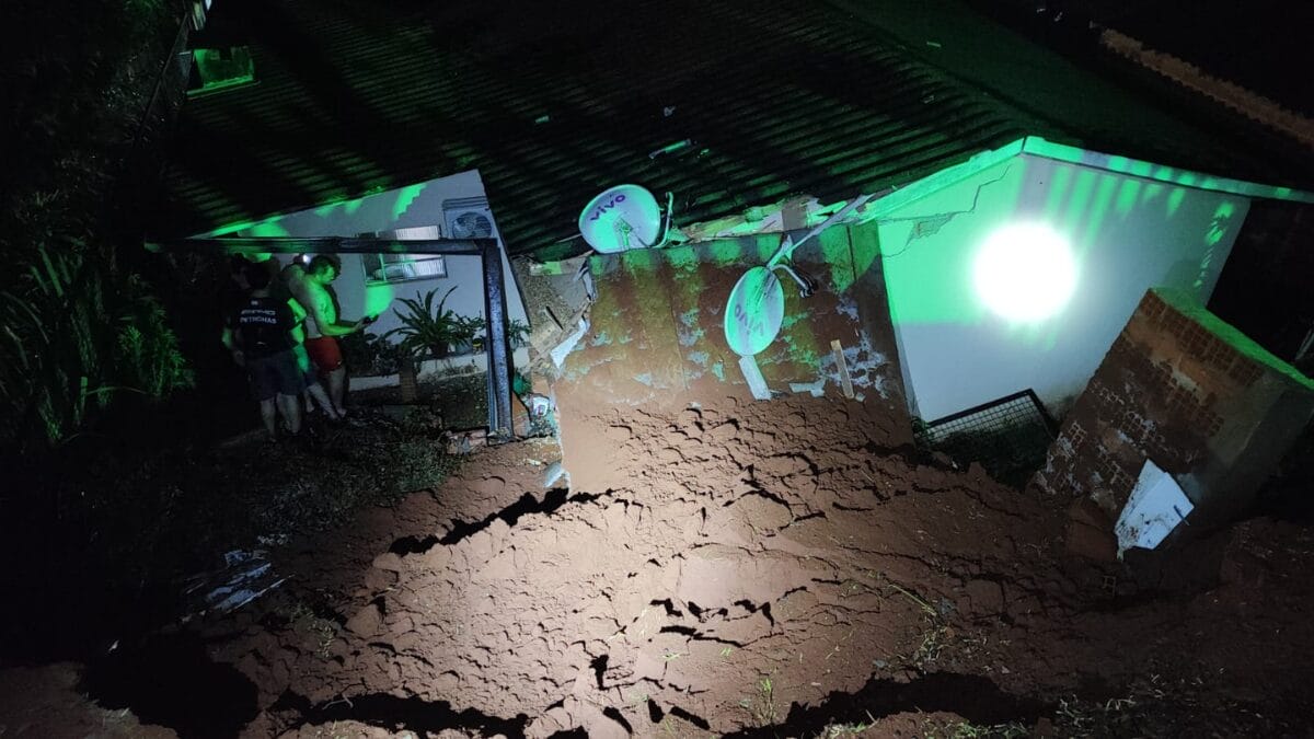 Muro desaba e atinge residência em Chapecó
