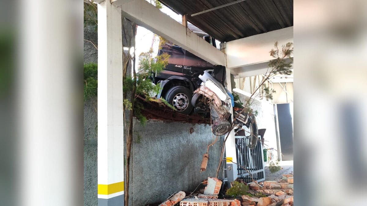 Carreta desanda após ficar sem freios, arrasta carro e colide em prédio em Chapecó