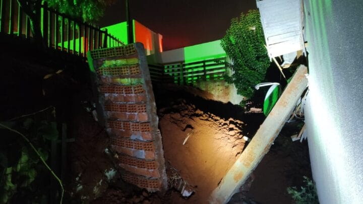 Muro desaba e atinge residência em Chapecó