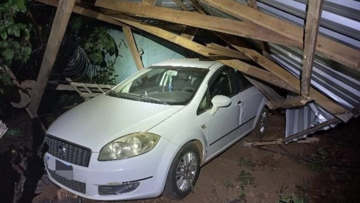 Mulher pede socorro após marido destruir garagem com trator em SC