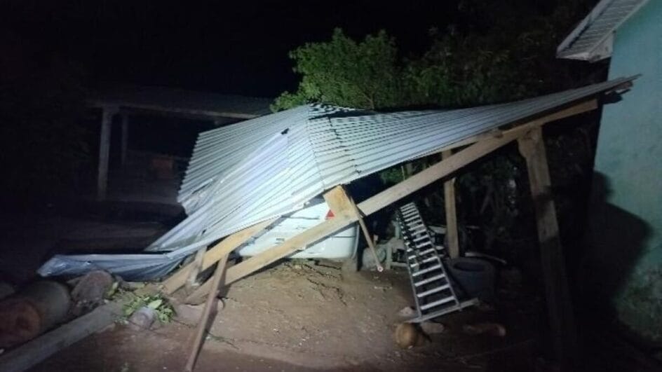 Mulher pede socorro após marido destruir garagem com trator em SC