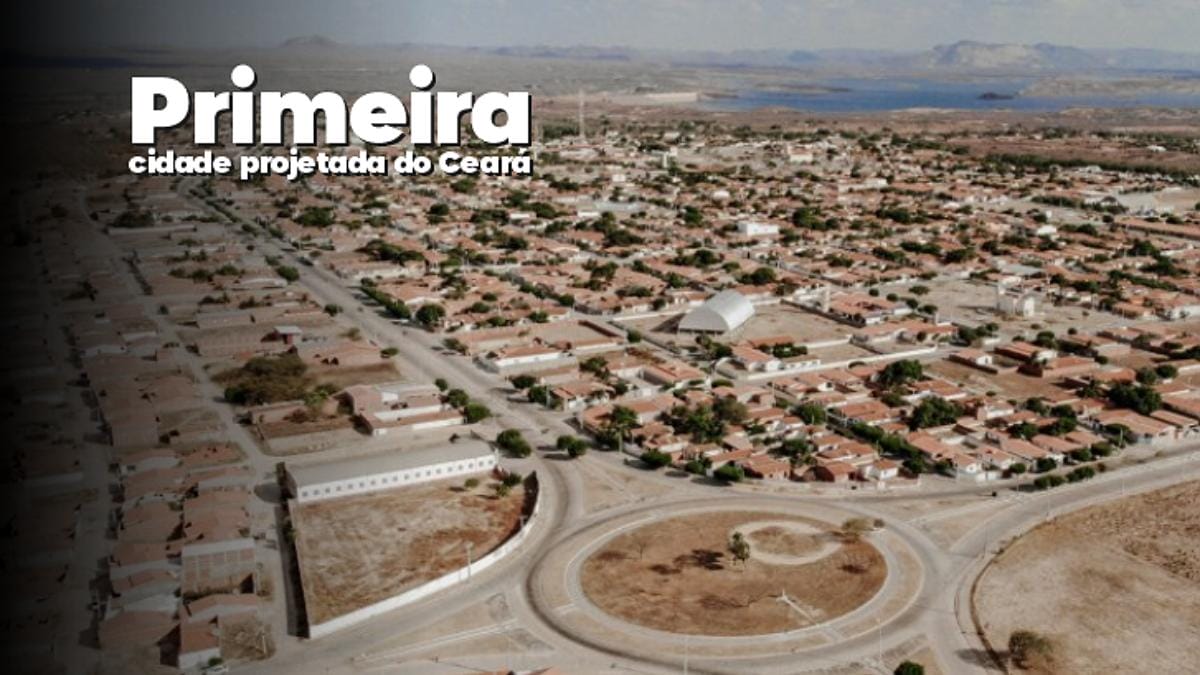 Vista aérea de Jaguaribara, reconstruída a 225 km de Fortaleza após a inundação da antiga sede; ao fundo, o espelho d’água que encobre parte da história da cidade. Foto: Divulgação/Prefeitura de Jaguaribara