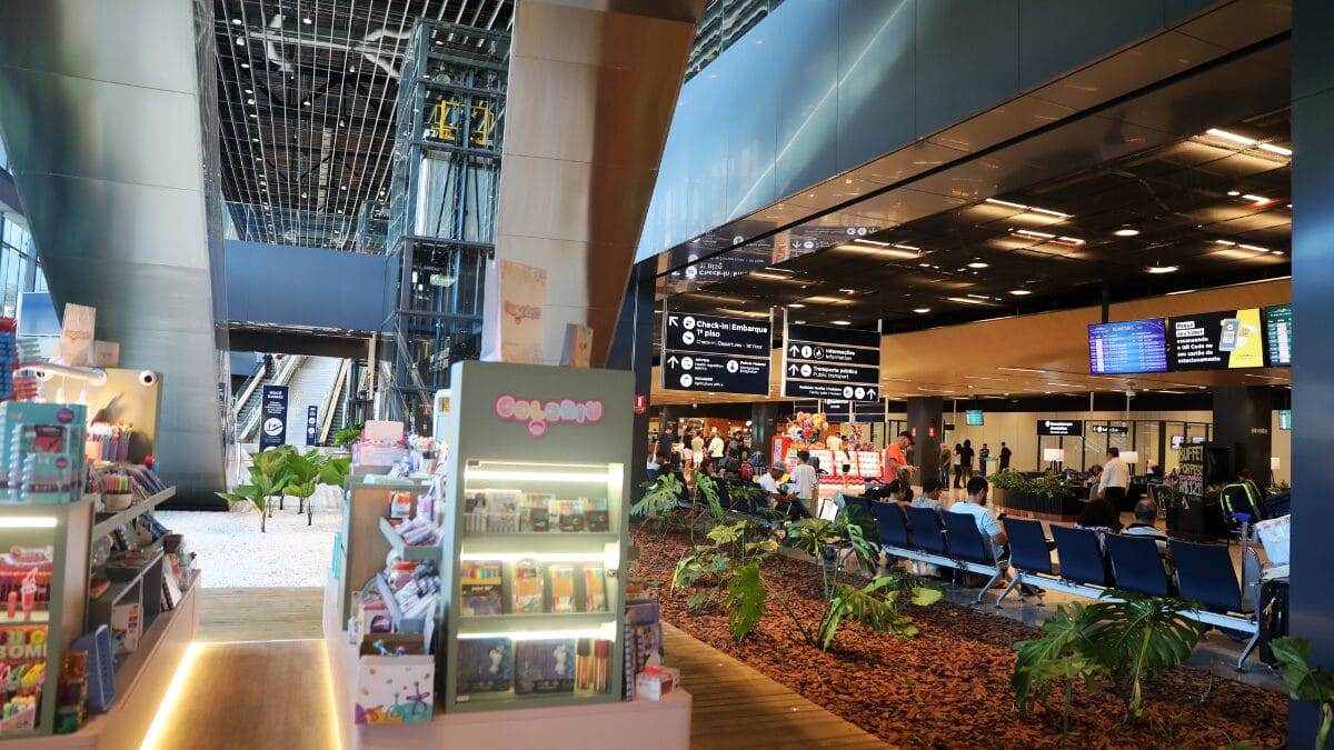 Área comercial integrada à sala de embarque do Aeroporto Internacional de Florianópolis.