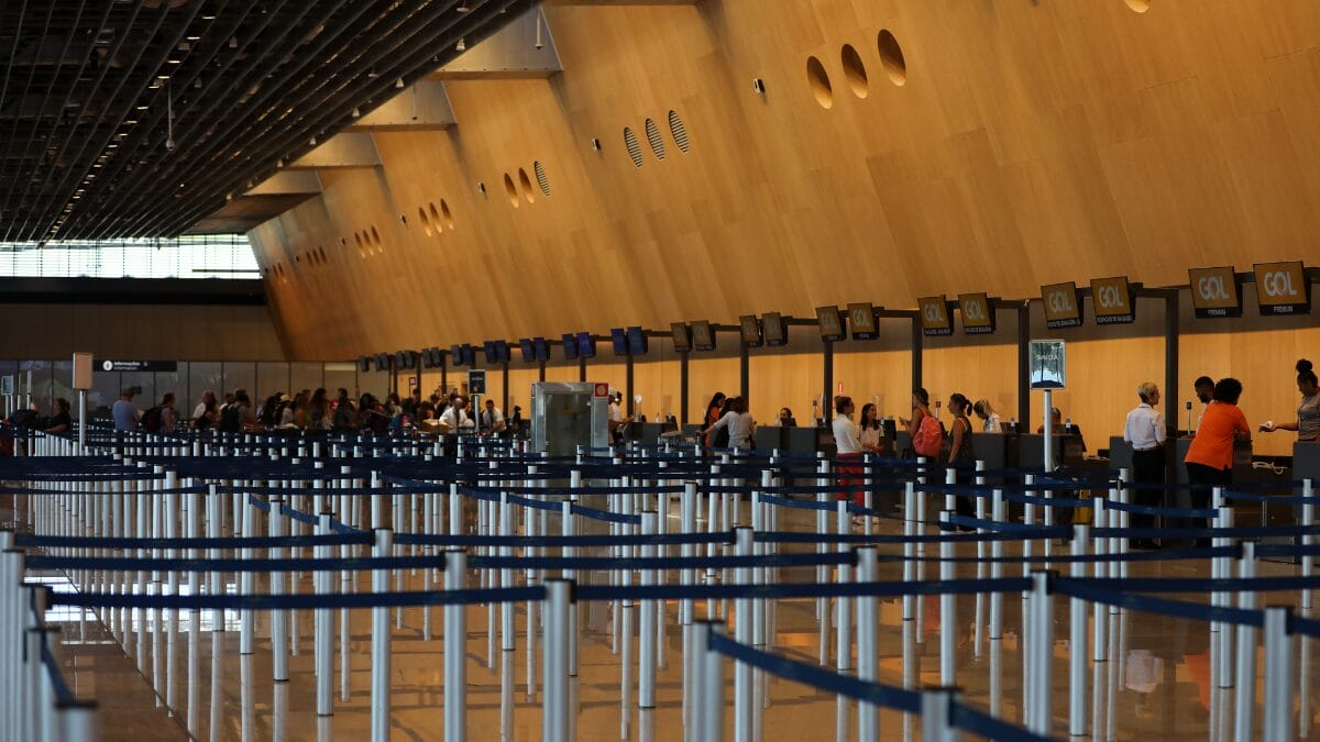 Balcões de check-in no Aeroporto Internacional de Florianópolis com estrutura ampla e organizada.