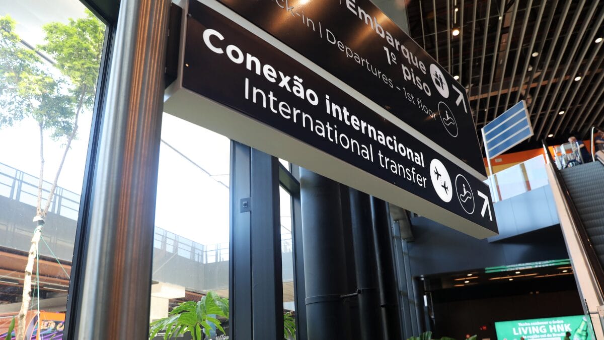 Placa indicando conexão internacional dentro do terminal do Aeroporto de Florianópolis.