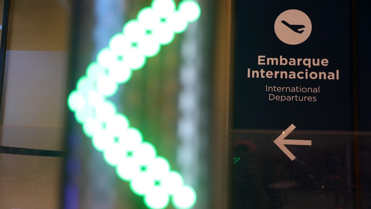Sinal luminoso e placa indicando embarque internacional no Aeroporto de Florianópolis.