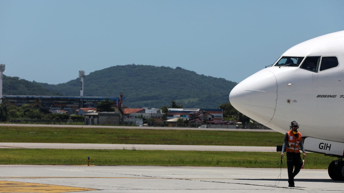 Aeronave em solo no Aeroporto de Florianópolis durante procedimento operacional em área de pista.