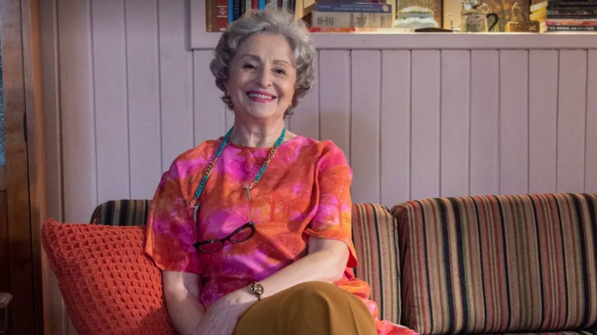 Leonor conta para Guida sobre beijo em MorettiCotinha (Ana Lucia Torre)Globo/Estevam Avellar