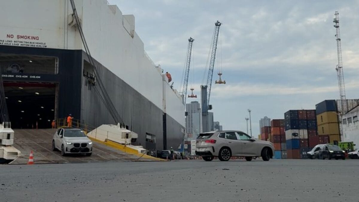 Ve&iacute;culos de luxo desembarcam em Itaja&iacute;