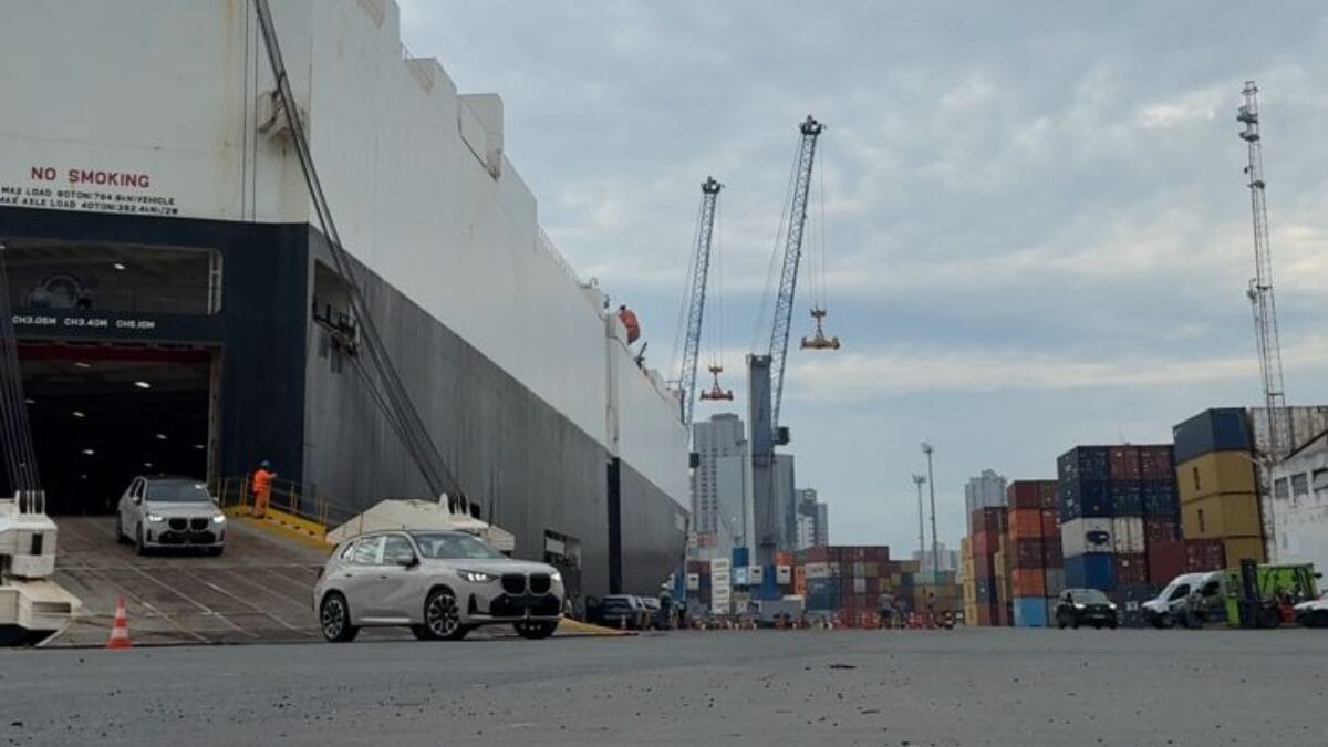 Ve&iacute;culos de luxo desembarcam em Itaja&iacute;