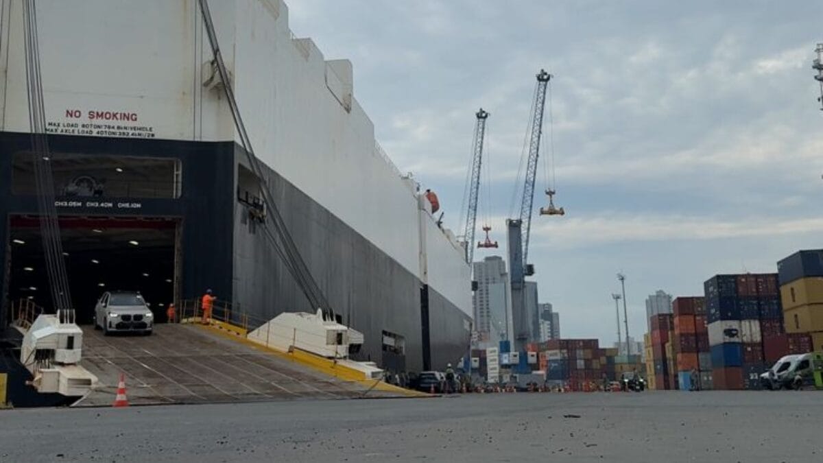 Ve&iacute;culos de luxo desembarcam em Itaja&iacute;
