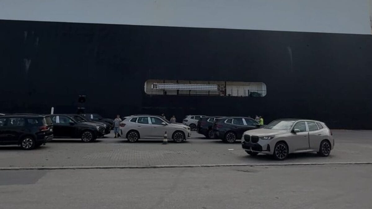 Carros da BMW no Porto de Itaja&iacute;