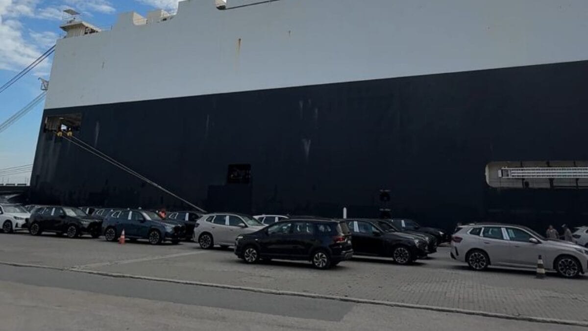 Carros da BMW no Porto de Itaja&iacute;