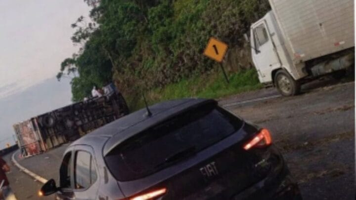 Caminhão tomba e bloqueia BR-101 em SC