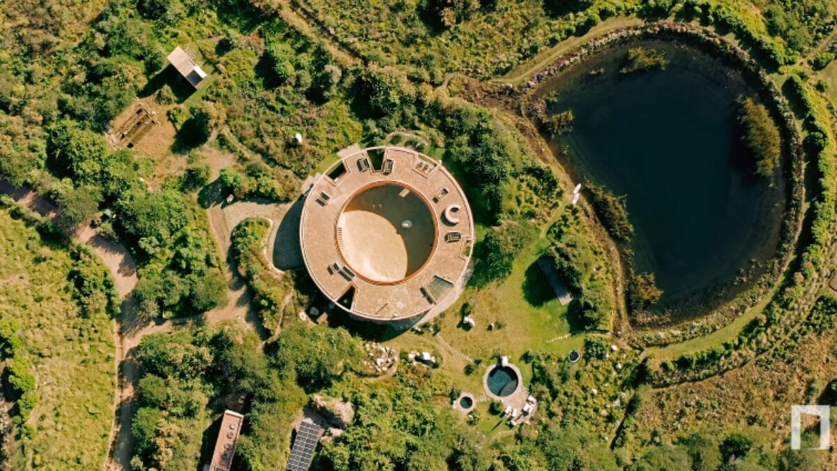 Casa rel&oacute;gio mede o tempo e acompanha o movimento do sol, da luz, do vento e da sombra