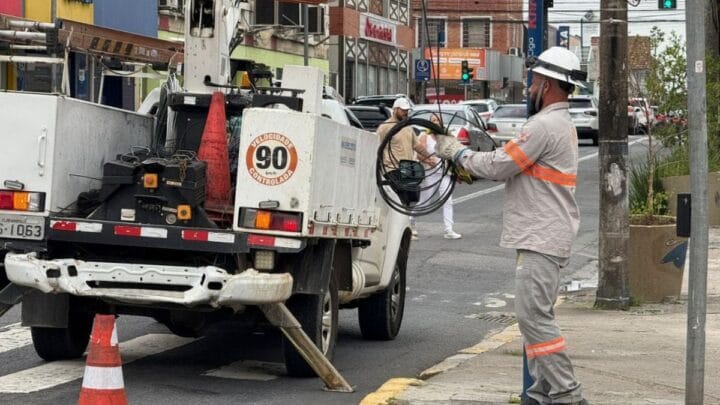 Celesc faz reunião com operadoras para resolver problemas com cabos soltos em postes