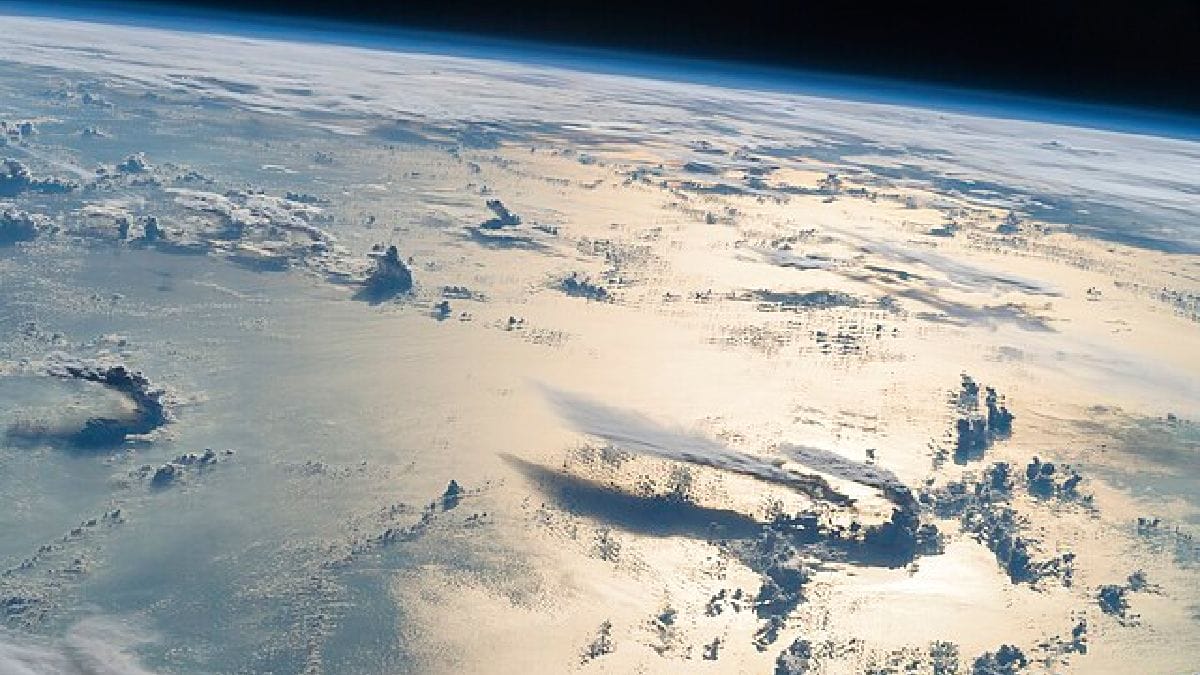 Mesmo ocorrendo a centenas de quilômetros da superfície, o congestionamento orbital tem efeitos diretos no cotidiano (Foto: Nasa/Wikimedia Commons)