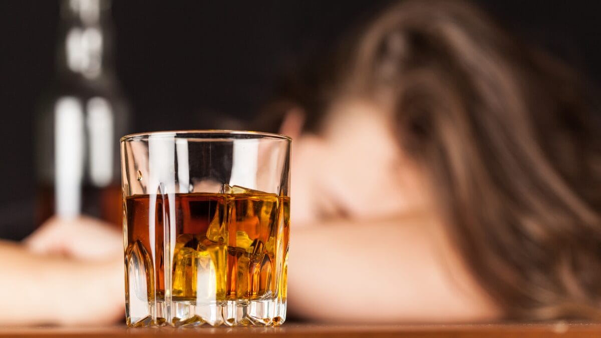 Mãe que publicou vídeo da filha passando mal após beber é condenada em SC