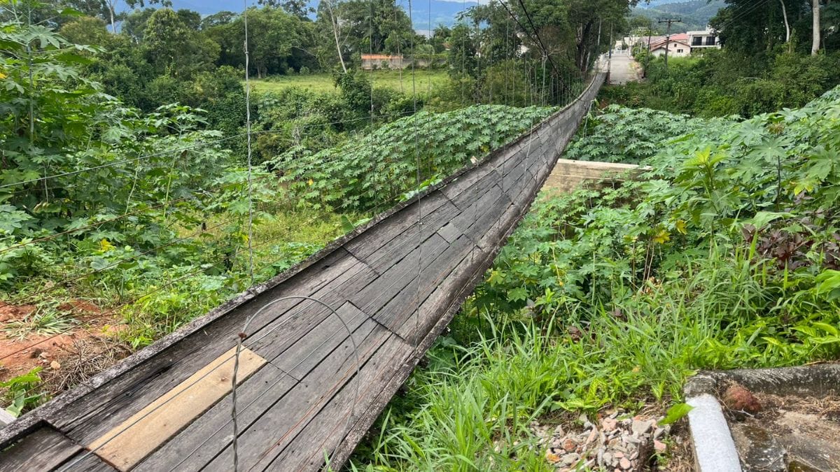 Ponte de arame arrebenta e deixa crian&ccedil;as feridas na Grande Florian&oacute;polis 
