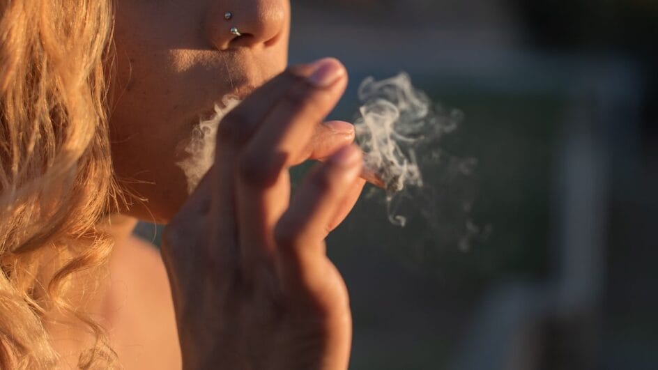 Jovem usando maconha