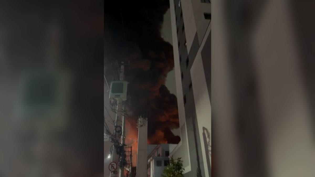 Fotos mostram inc&ecirc;ndio de grandes propor&ccedil;&otilde;es em distribuidora de tintas em SP (2)