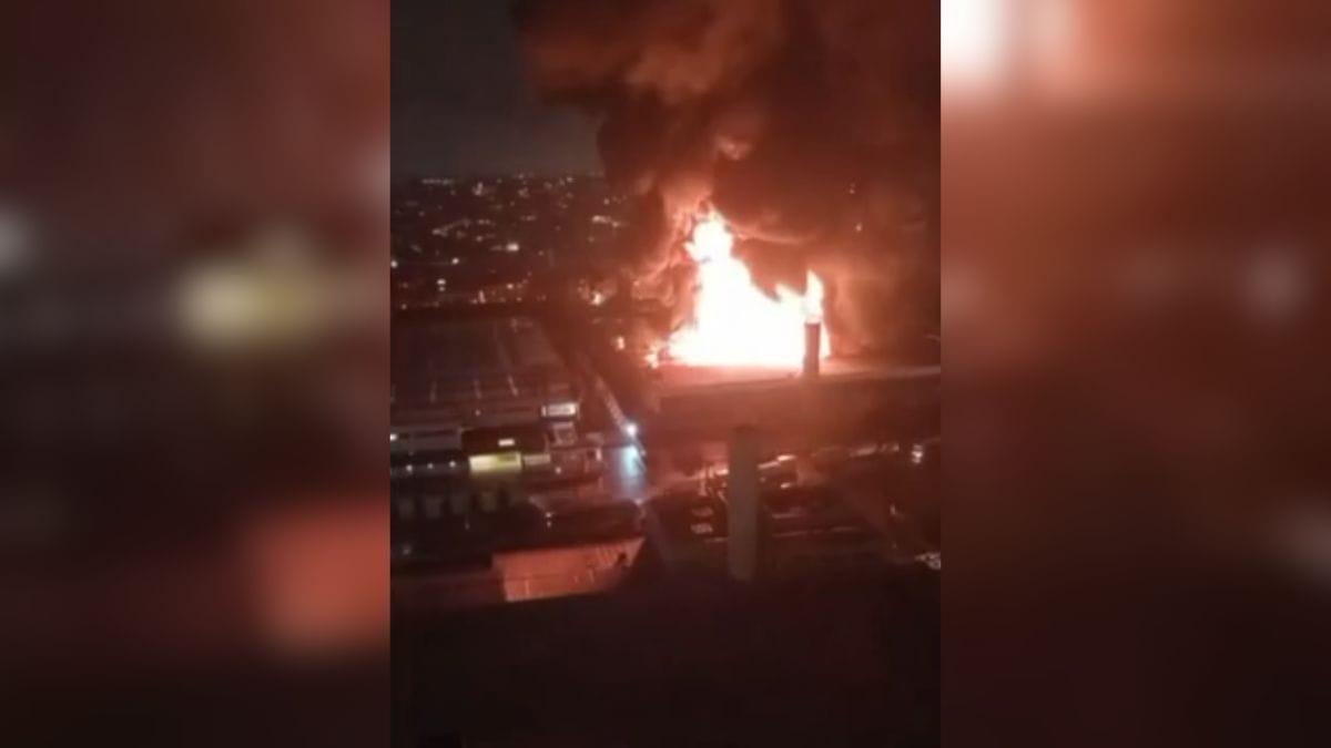 Fotos mostram inc&ecirc;ndio de grandes propor&ccedil;&otilde;es em distribuidora de tintas em SP (2)
