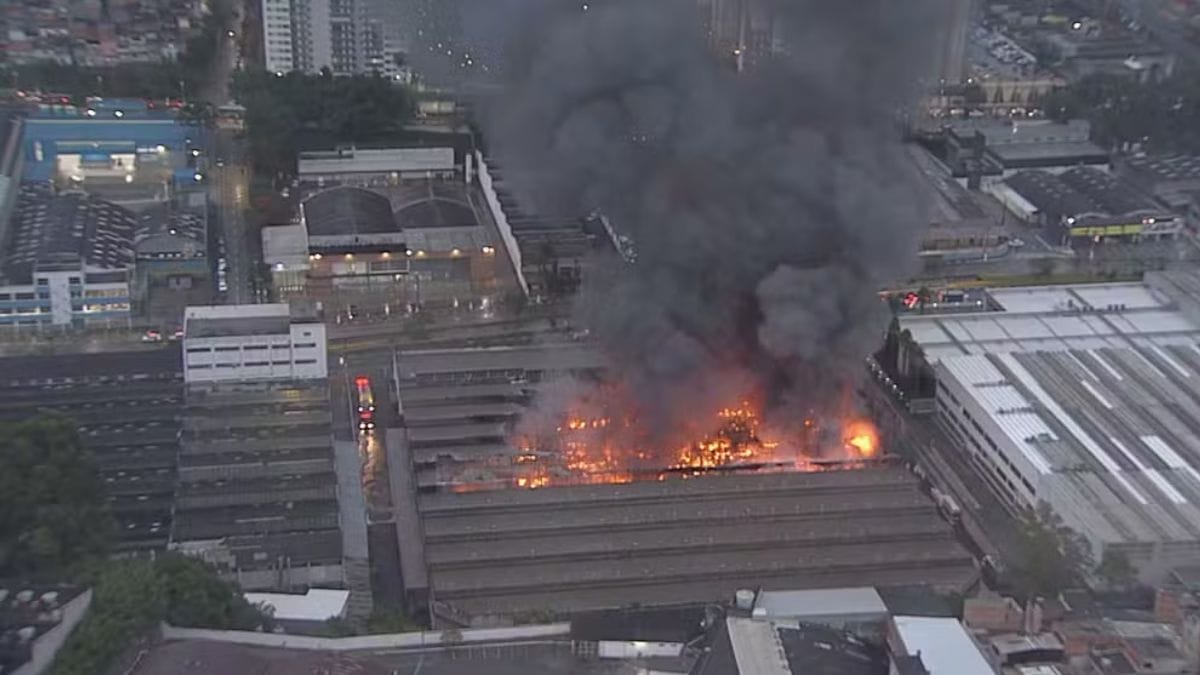 Fotos mostram inc&ecirc;ndio de grandes propor&ccedil;&otilde;es em distribuidora de tintas em SP (2)
