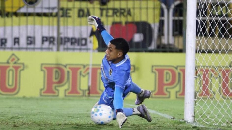Goleiro Avelino defende cobrança de Souza (Foto Divulgação, VRFC)