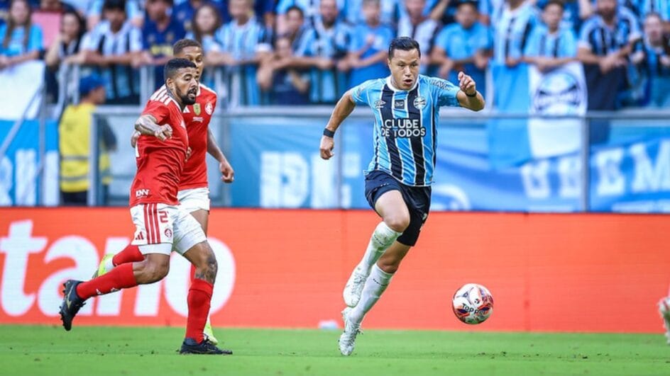 Jogadores do Grêmio e Inter disputando bola