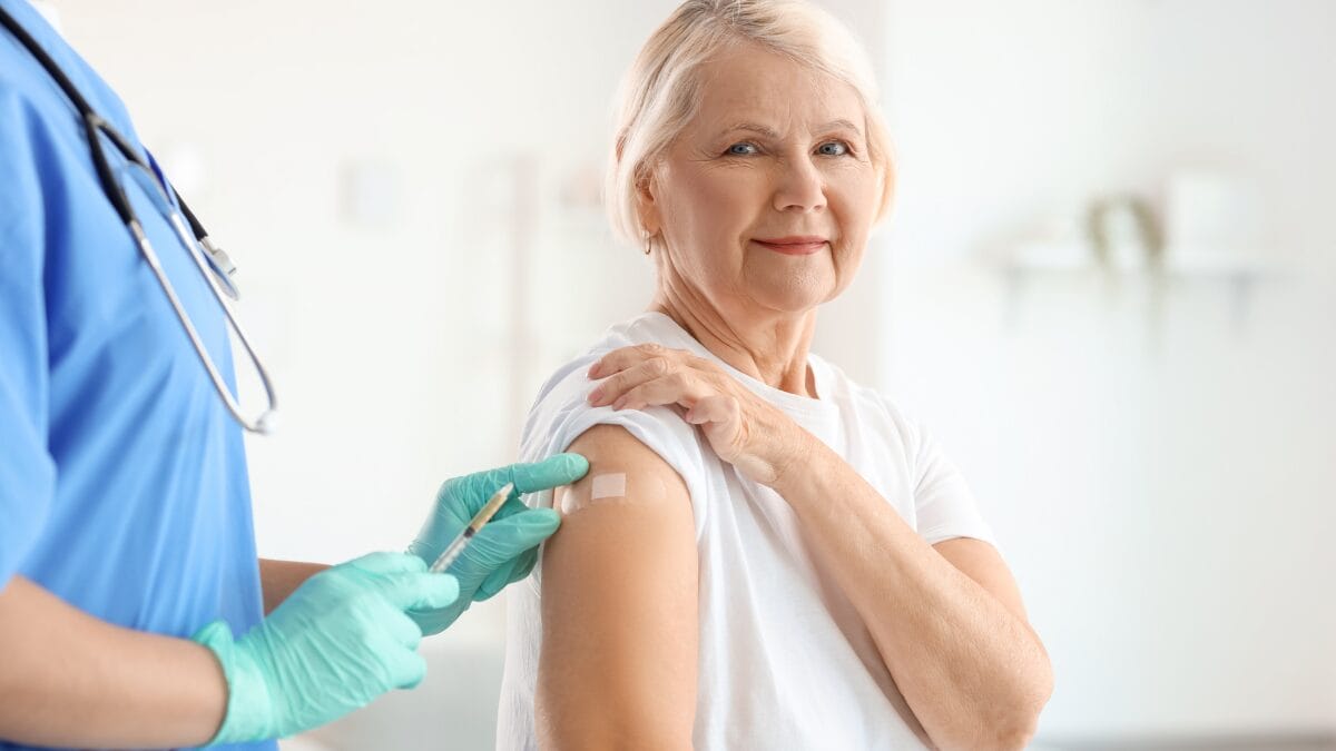 Idosa recebe vacina