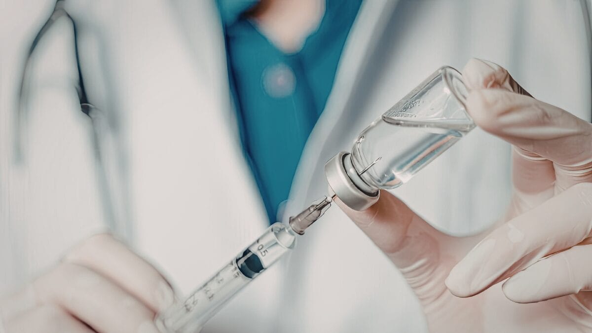 Profissional da sa&uacute;de se prepara para aplicar vacina