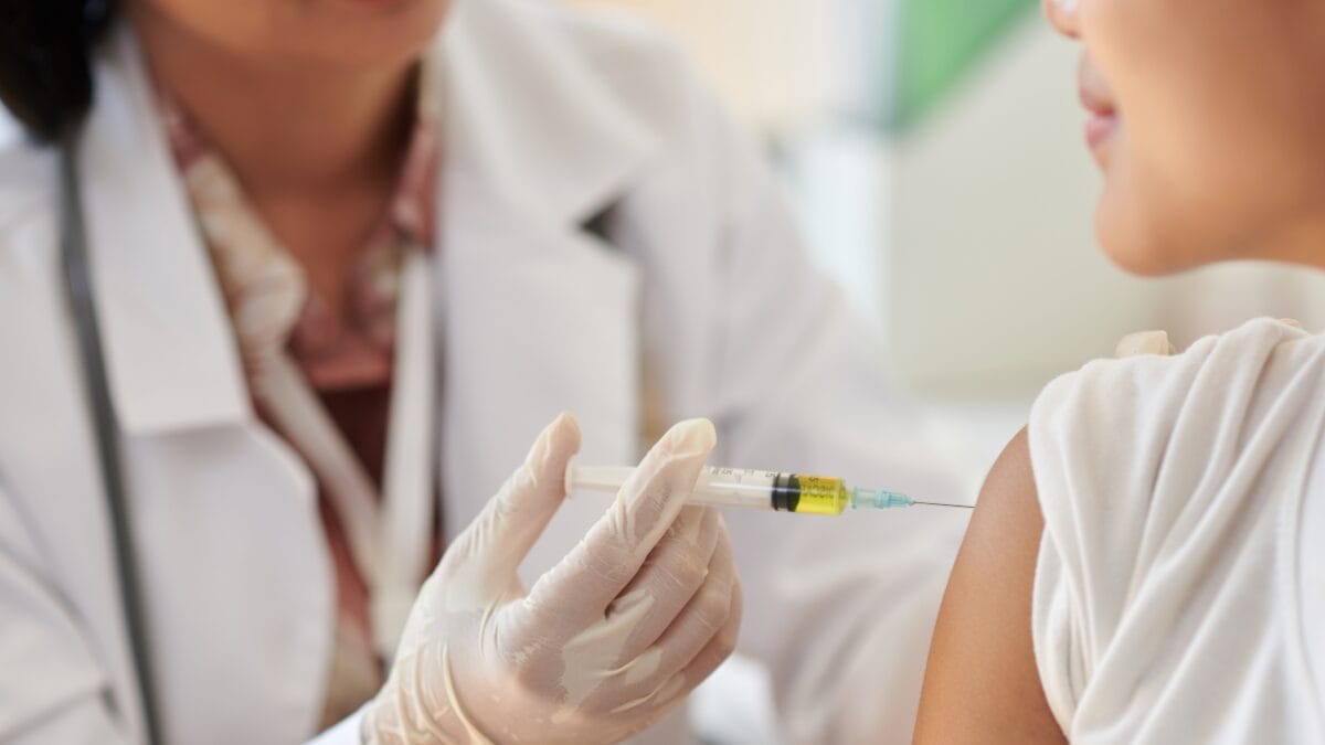 Crian&ccedil;a recebe vacina