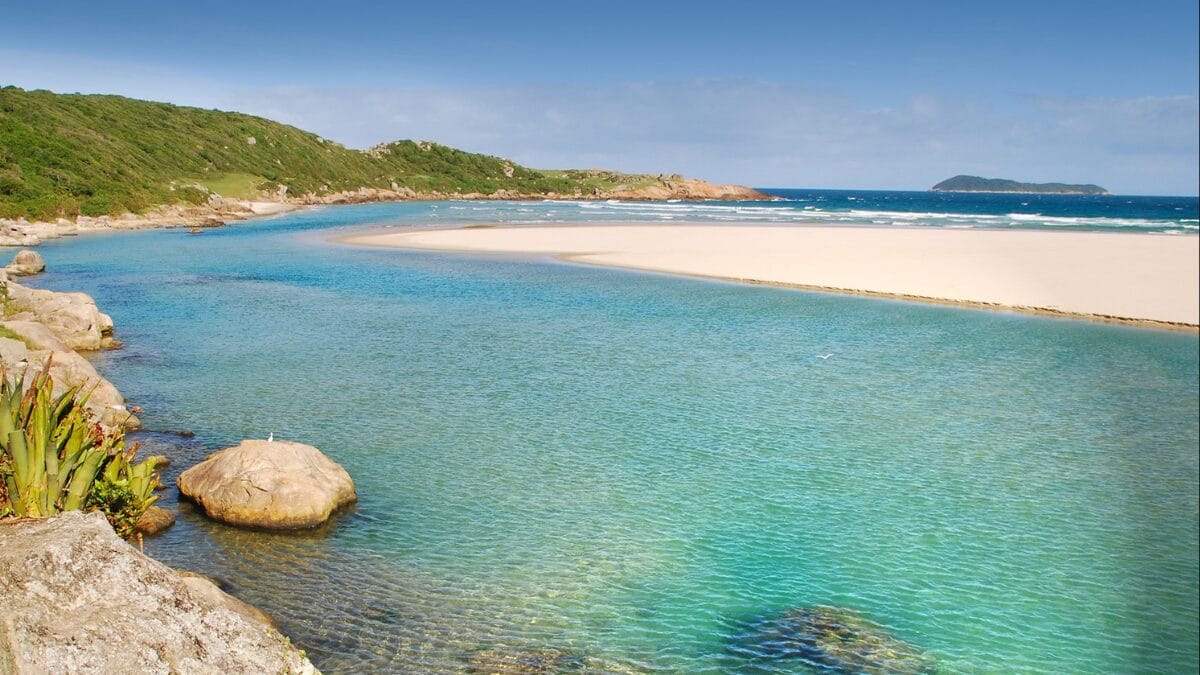 Praias podem ser acessadas &agrave; nado ou de barco