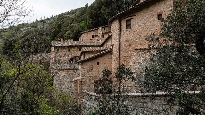 Em meio a florestas, a edificação sagrada se consagra quase como um monastério em homenagem ao santo (Foto: Christoph Strässler / Wikimedia Commons)