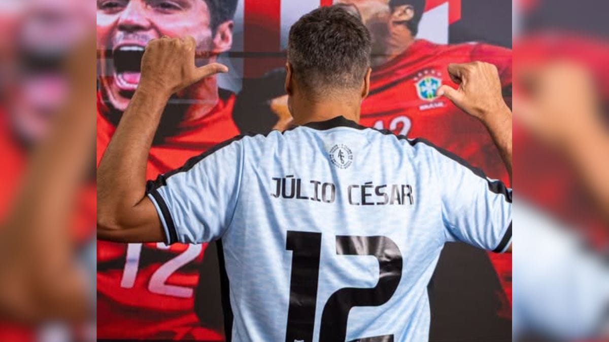Júlio César foi apresentado no Atlético-GO (Foto: Raphael Teixeira, ACG)