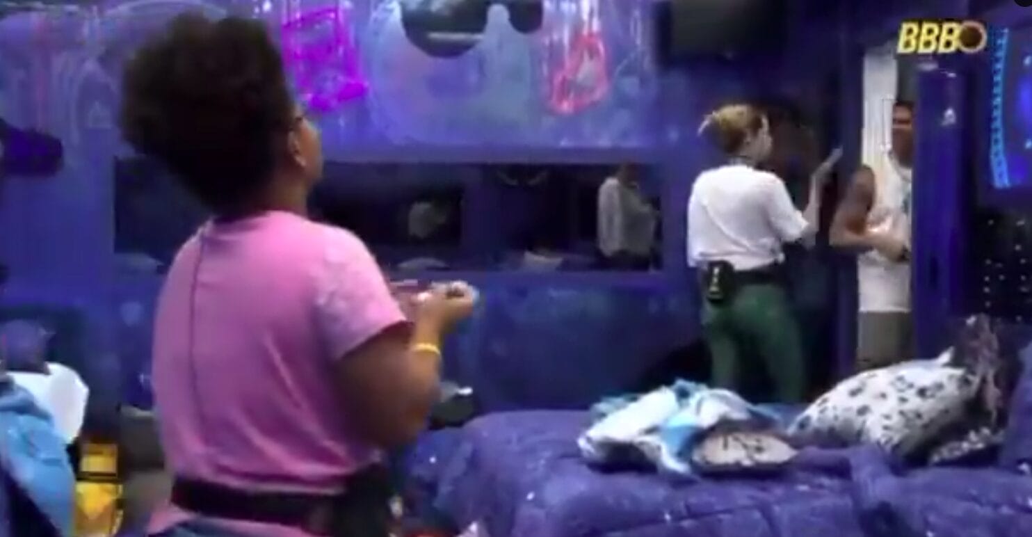 Jonas foi ao quarto e riu no momento em que Milena estava com raiva, no in&iacute;cio do BBB 26