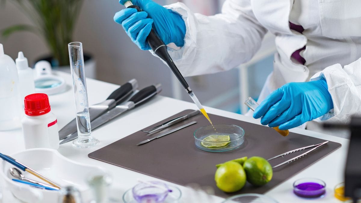 Especialistas em manipula&ccedil;&atilde;o ajustam doses conforme a necessidade individual do paciente (Foto: Banco de Imagens)