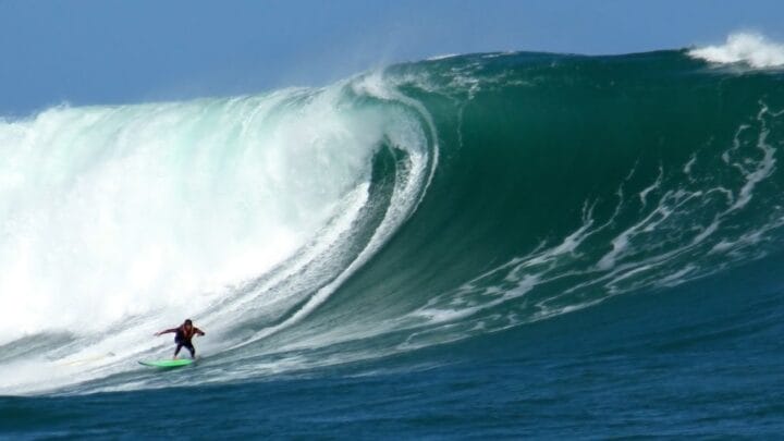 Surfista na Laje da Jagua, no Sul de Santa Catarina