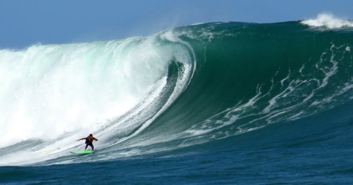 Surfista na Laje da Jagua, no Sul de Santa Catarina