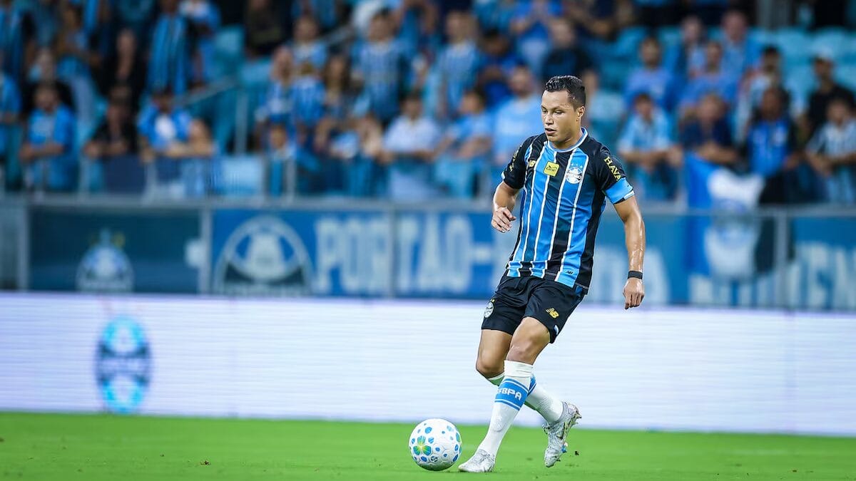 Marlon foi capitão do Grêmio na partida válida pela sétima rodada da Série A de 2026 (Foto: Divulgação, Lucas Uebel, Grêmio)